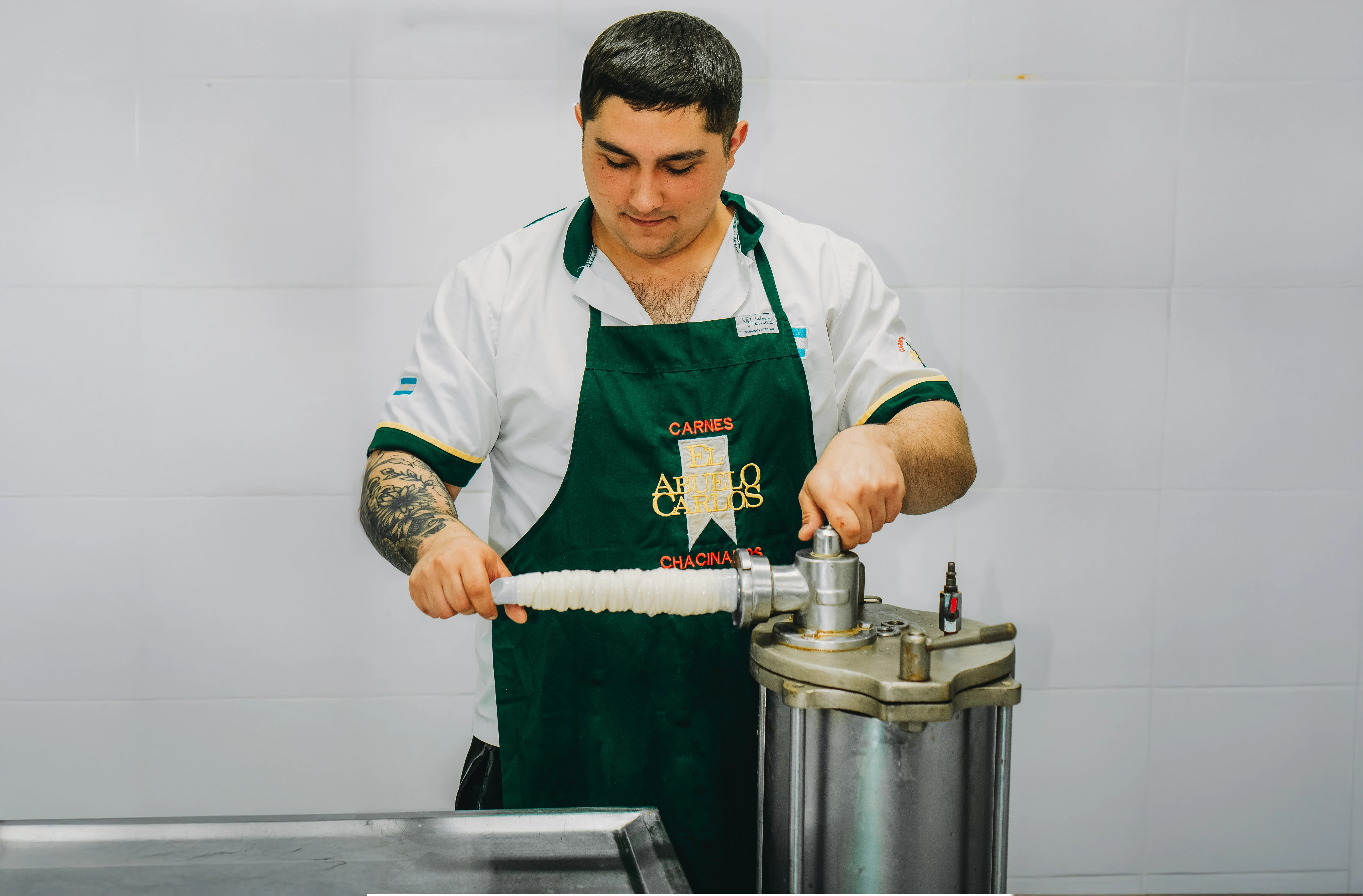 Empleado elaborando chacinados artesanales en la fábrica de El Abuelo Carlos 