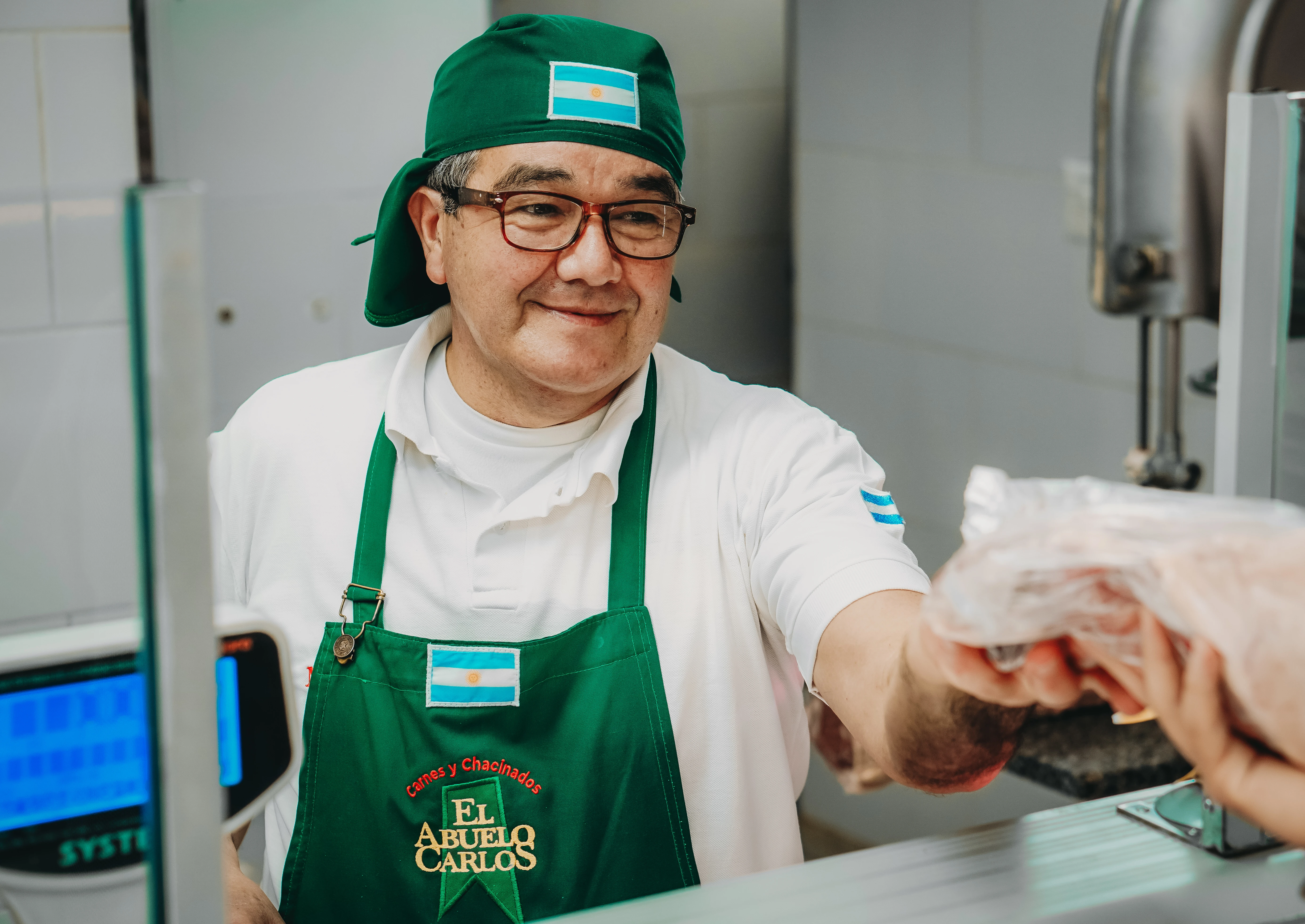 Carnicero atendiendo a un cliente